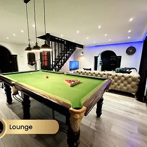  Holiday home 4 Bedroom House, Heathrow Airport, Luxe