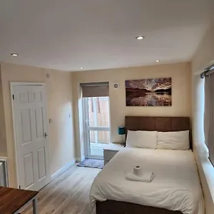 Apartment Beautiful Private En-suite With Its Own Entry