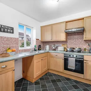  Holiday home Station & Shops 3min Walk I Heathrow 15 Mins I X2 Ensuites I Parking X2
